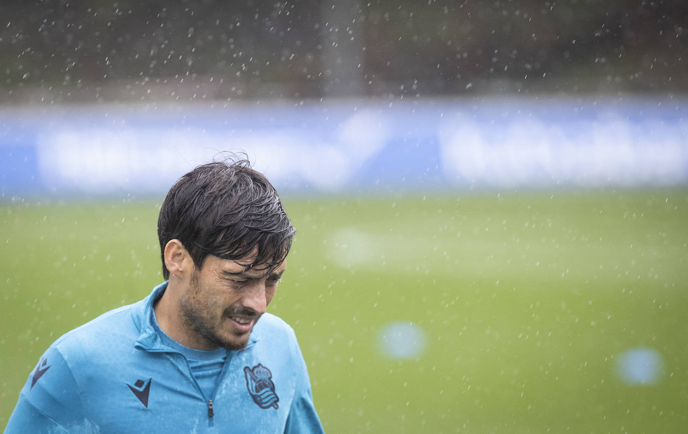 David Silva, en un entrenamiento bajo la lluvia./efe