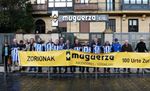 Los veteranos de la Real, ayer ante las instalaciones de Muguerza. / LUSA