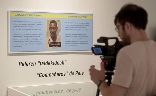 El cromo de Pelé como jugador de la Real Sociedad en la exposición de Ernest lluch.