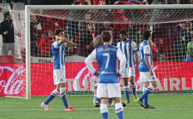 Prieto, Griezmann, Carlos Martínez y Pardo se desesperan tras encajar el cuarto gol delAlmería en el descuento en la campaña 13/14.