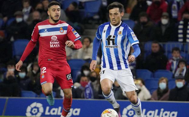David Silva conduce el balón en un partido ante el Espanyol en el RCDE Stadium. /lobo altuna