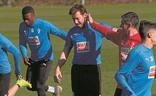 Mendilibar tiene un gesto cariñoso con Enrich en el transcurso de un entrenamiento en Atxabalpe./ASKASIBAR
