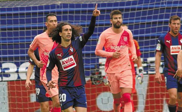 Cucurella celebrando un gol contra el Barsa