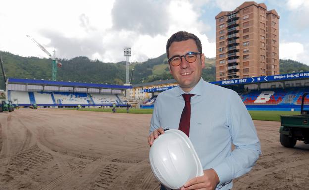 Jon Ander Ulazia, a pie de campo en el renovado estadio de Ipurua con un casco de obra entre sus manos. /Askasibar
