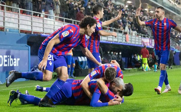Los armeros celebran el tercer gol marcado por Sergio Álvarez al Girona./Askasibar
