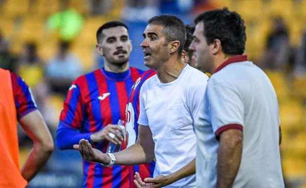 Gaizka Garitano da indicaciones a sus jugadores durante el partido este domingo ante el Alcorcón. 