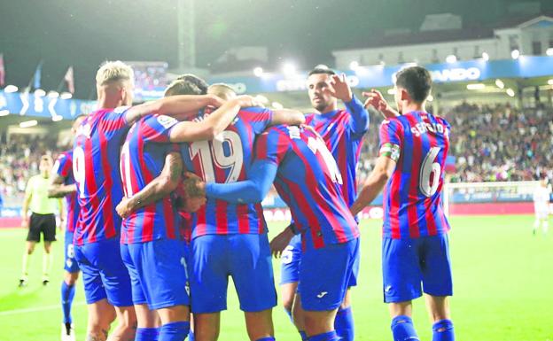 Los jugadores del Eibar celebran un gol en el último partido ante el Tenerife/askasibar