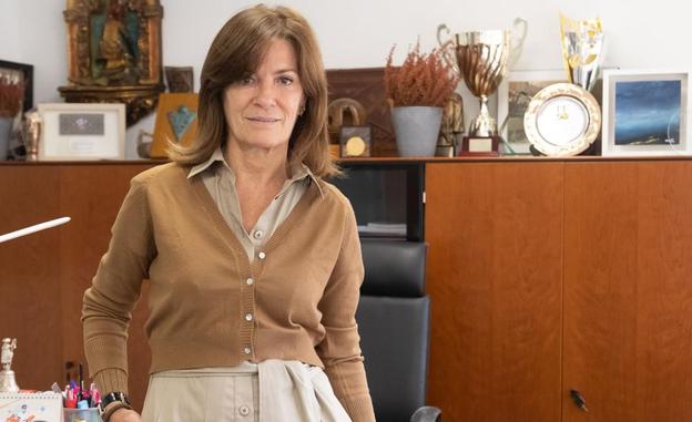 Amaia Gorostiza, presidenta de la SD Eibar, posa en su despacho desde el que gestiona el club armero. / MIKEL ASKASIBAR