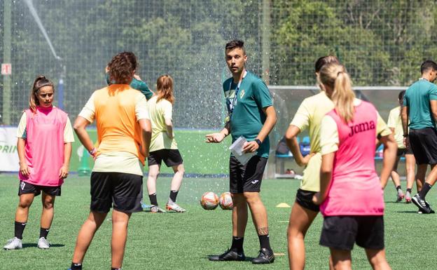 Yerai Martín dando instrucciones a sus jugadoras. 