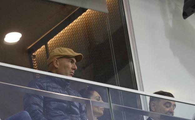 Zinedine Zidane este domingo en Ipurua en el partido entre el SD Eibar y el Racing de Santander.