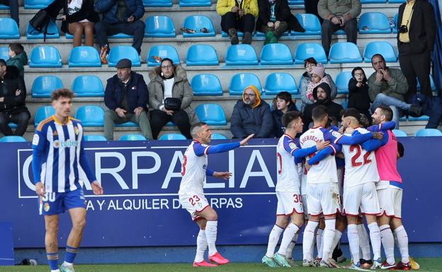 Los futbolistas del Eibar celebran en una piña el tanto armero. /Carlos Castro/Prensa2
