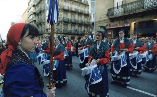 Primer desfile de la compañía femenina de la Peña Anastasio por las calles del Centro en 1998, con la Tambor Mayor Estitxu Eceiza.