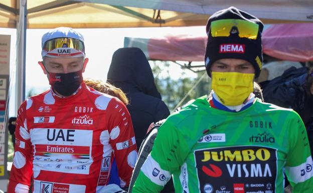 Pogacar y Roglic, con los maillots de líderes de la Montaña y la Regulidad de la Itzulia./EFE