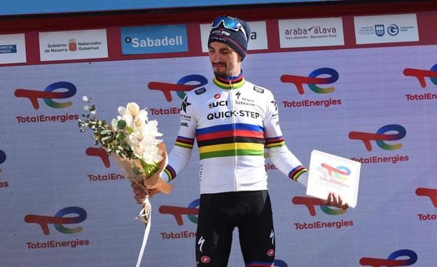 Alaphilippe luce el maillot arcoíris en el podio de Viana. / KARLIS