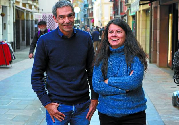 Animando a los hombres. Ander Bergara, de Emakunde, junto a la concejala Gloria Vazquez. / AMAXKAR 