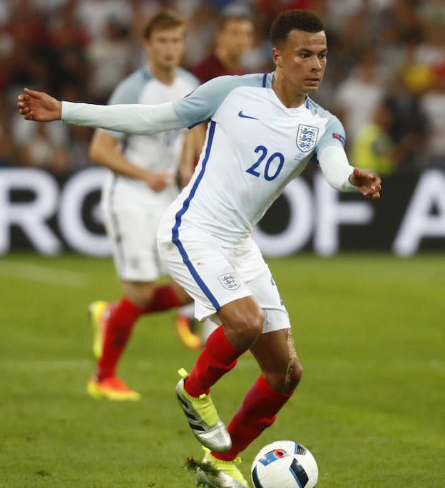 Un fino del fútbol de calle Dele Alli centrocampista Tottenham y Selección inglesa de fútbol