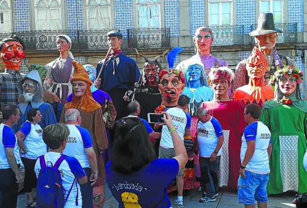 Bidasoako Txaranga Kultur Elkartea muestra sus gigantes y figuras en la ciudad portuguesa. /