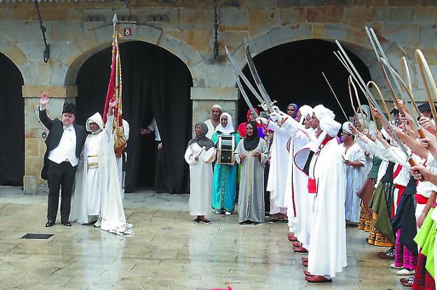 Abderraman III y el general, Lander Dominguez, ayer en un momento del Alarde en la plaza de Antzuola. / FOTOS SARA SANTOS