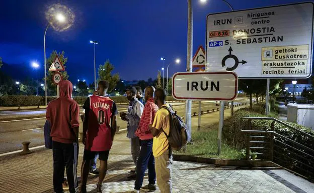 Un grupo de migrantes procedentes de Togo y Guinea Conakri el martes por la noche en la frontera. «Nuestra idea es ir a Toulouse», relatan. /reportaje fotográfico: lobo altuna