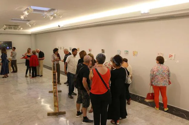 Asistentes a la inauguración de la muestra-concurso '18 cm', instalada en el Amaia./FOTOS F. PORTU