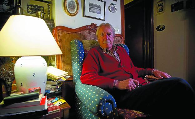 Juan Antonio Urbeltz, en su casa de la Parte Vieja donostiarra. / UNANUE