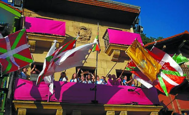 Las remeras de la trainera de San Juan, celebrando su triunfo en la regata de Zarautz en 2016. / ELENA VIÑAS 