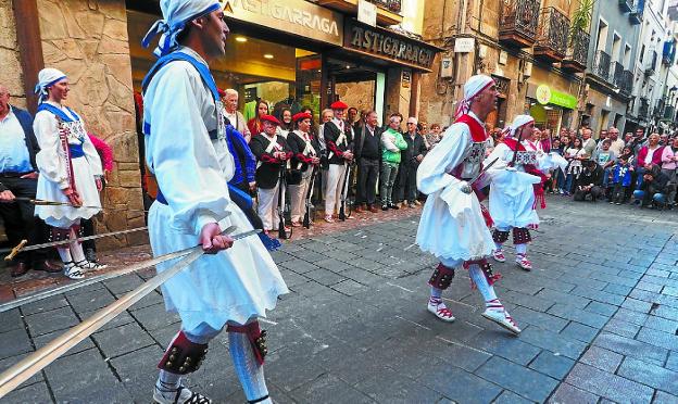 Baile. Interpretación de la ezpatadantza frente a la hornacina de la Virgen del Rosario. /  AITOR