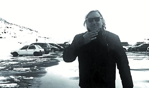 Eduardo Iglesias elige para la entrevista esta foto, tomada en invierno en el Pirineo. «Es un paraíso que me inspira», dice./DV