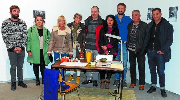 En la muestra. La familia de Laskibar junto a Xabier Alberdi, Josu Etxezarraga y Gloria Vázquez. / AMAXKAR