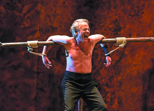 El actor Carlos Pinedo (Gabriel Espinosa), en un momento de la representación de 'Traidor'.
/