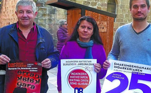 os concejales Patxi Elola y Gloria Vázquez, junto a Kristian Prieto. / ETXEBERRIA