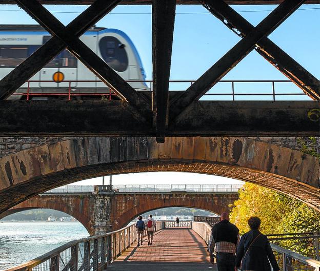 Muga. La pasarela de Hendaya bajo los puentes de Euskotren y Renfe.
/