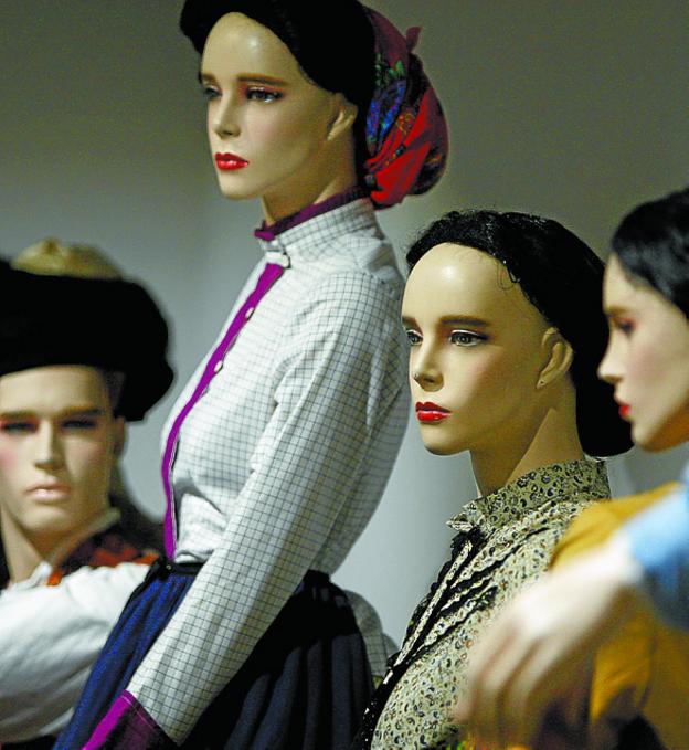 La muestra ocupa gran parte de la planta baja del Centro del Traje. / FOTOS ARIZMENDI