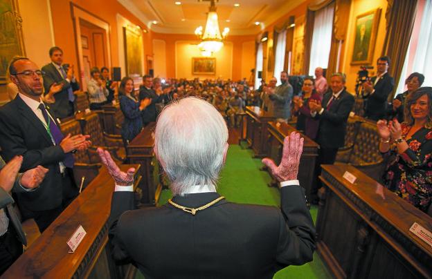 Ovación. Ricardo Requejo saluda al público que le aplaude durante el acto en el que recibió la Medalla de Oro de la Ciudad./F. DE LA HERA