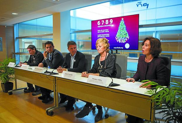 Feria de Navidad de la Costa Vasca. Juanjo Úcar, Juan Andrades, José Antonio Santano, Maite Cruzado y Mónica Alday, ayer en la presentación del evento en Ficoba./F. DE LA HERA