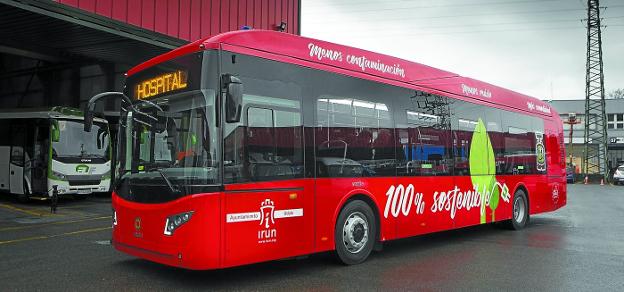 Listos para circular. Uno de los nuevos autobuses eléctricos, en las cocheras del barrio Belaskoenea./F. DE LA HERA