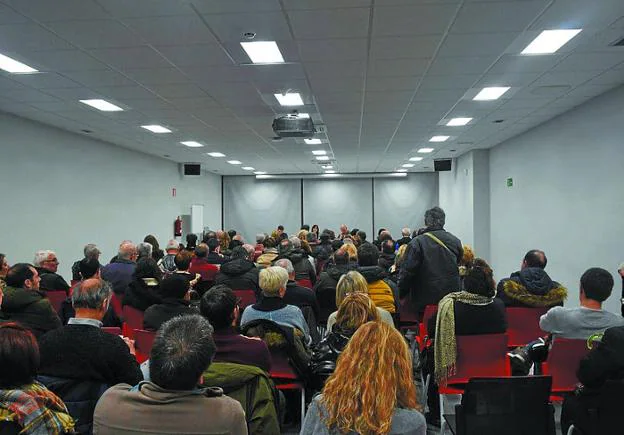 Mesa redonda sobre aparcamientos celebrada en Palmera-Montero. /