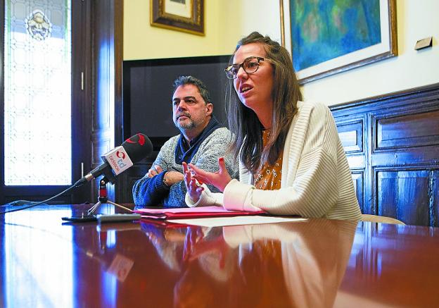 Ángel Pazos y Juncal Eizaguirre presentaron ayer el proyecto previsto para Ikust Alaia./F. DE LA HERA