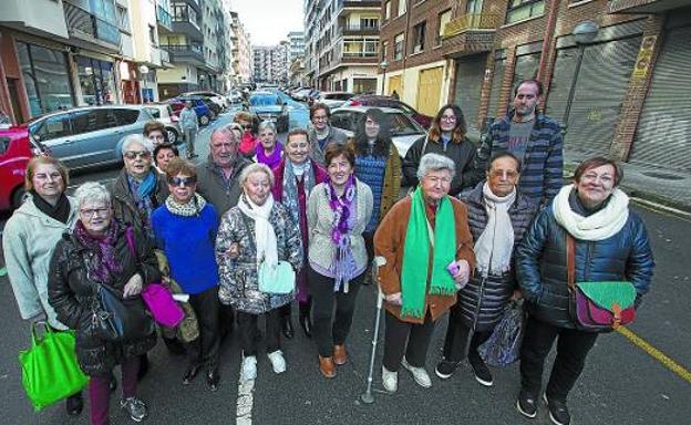 Vecinos y vecinas de San Miguel, representantes de la AVV y de la cooperativa Hiritik At, posan en la calle Luis de Uranzu del barrio./F. DE LA HERA