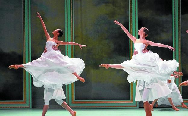Imagen del ensayo celebrado ayer en el Kursaal, convertido estos días en Versalles gracias al ballet./FOTOS: LOBO ALTUNA