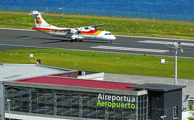 Un avión de Air Nostrum, en la pista de Hondarribia./F. De la Hera