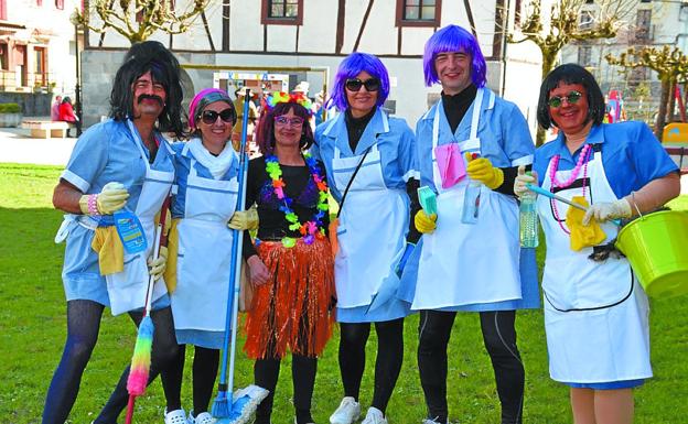 Pailazo, punk, sukaldari, garbitzaile eta beste hainbat mozorro ikusi ziren kalejiran eta denek umore onez ospatu zituzten Inauteriak. / YARZA