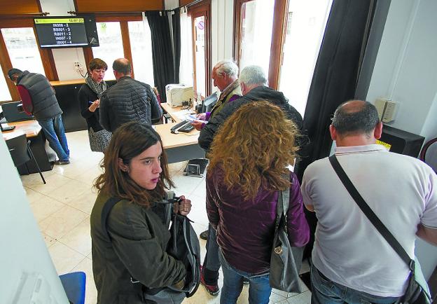 Estreno. Varias personas realizan trámites en la oficina del INSS, ubicada en la calle Junkal. /  F. DE LA HERA