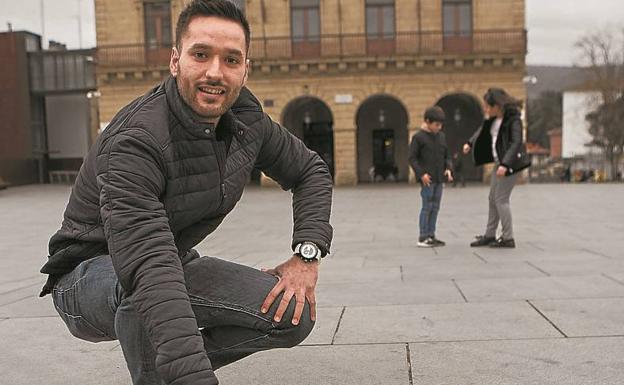 Cavero celebra ayer su centenario en la plaza San Juan. / DE LA HERA