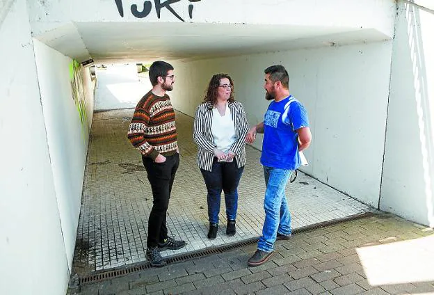 28 de junio Día del Orgullo. Prol, Martínez y Murua en uno de los túneles que se pintarán. /  F. DE LA HERA