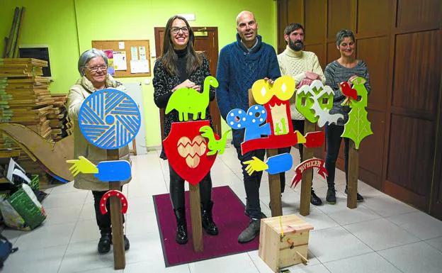 Rosa Mari Torres, Juncal Eizaguirre, Carlos Sánchez, Carlos Arruti y Anabel Varona, sosteniendo cada uno un tótem. / F. DE LA HERA