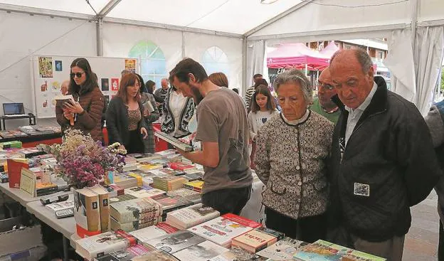 Gran afluencia. Durante la mañana, la carpa de la feria del Día del Libro recibió a mucho público y de muy distintas edades. / F. PORTU