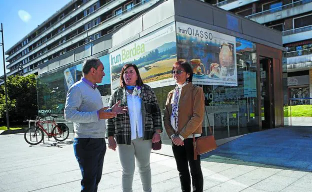 Miguel Ángel Páez, María Fernández de Valderrama y Susana Sáenz de Urturi. / F. DE LA HERA