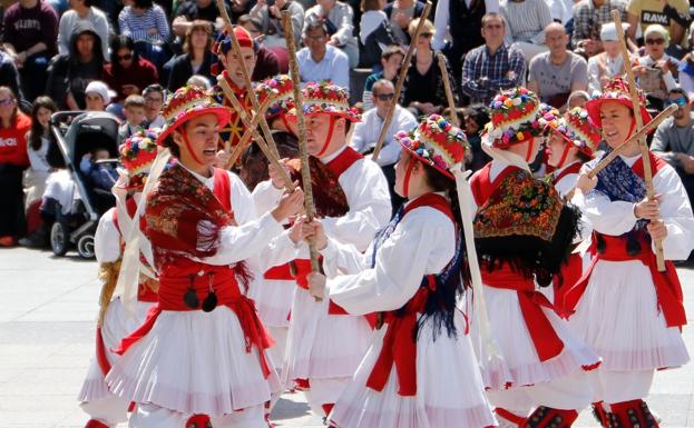Al vuelo. Los dantzaris bailaron con una sonrisa. :: mikel askasibar/