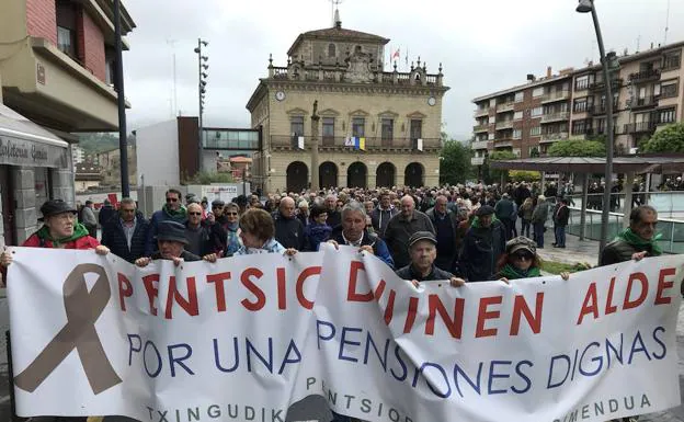 Protesta de jubilados y pensionistas este lunes frente al Ayuntamiento de Irun./De la Hera